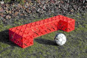 Byg dine egne fodboldmål i haven med røde XBlock klodser.