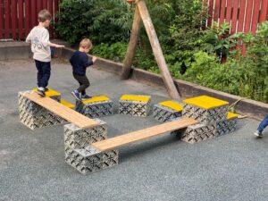Balancebane til børn til haven bygget med XBlock klodser.