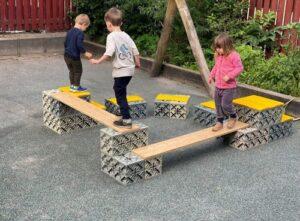 Børn bygger balancebane med Xblock og leger sammen